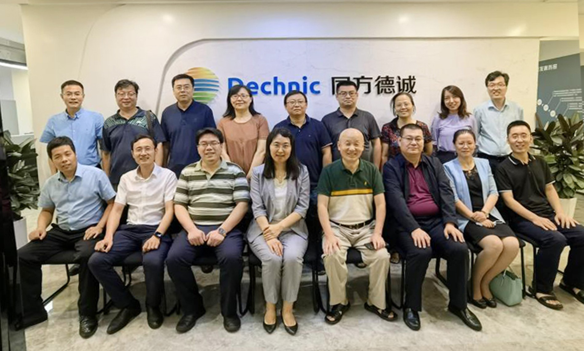 领导会谈1.jpg 领导会谈1.jpg