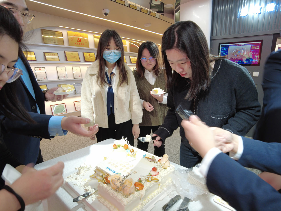 吃蛋糕.jpg 吃蛋糕.jpg